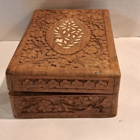 Intricate Carved Rosewood Box Floral Inlay Top Lined Interior India. - Picture 5 of 7